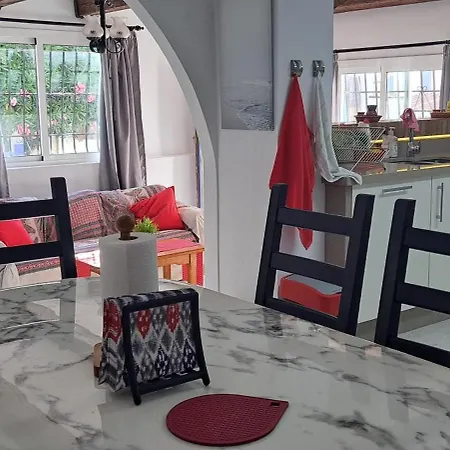 2 Bed - Sleeps 5 - Private Pool & Garden 빌라 네르하