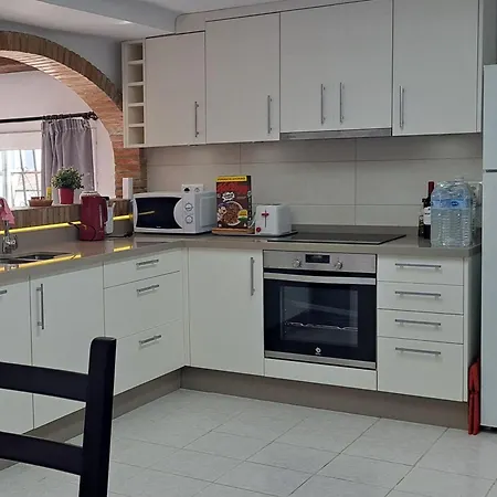2 Bed - Sleeps 5 - Private Pool & Garden 빌라 네르하