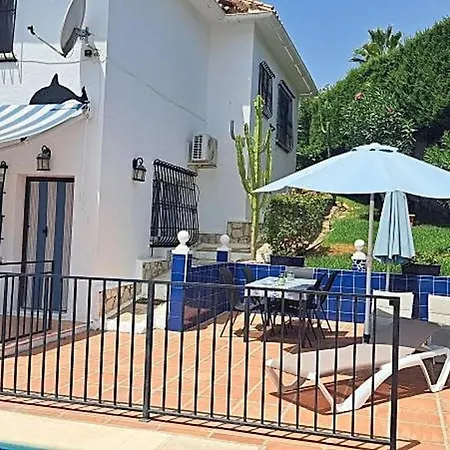 2 Bed - Sleeps 5 - Private Pool & Garden 빌라